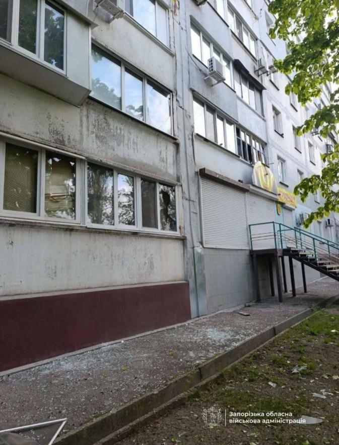 У Запоріжжі вибуховою хвилею пошкодило вікна у багатоповерхівці