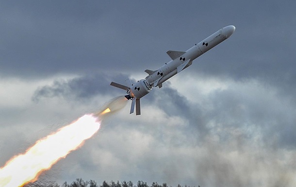 У Запоріжжі внаслідок російського удару є поранені та горять автівки