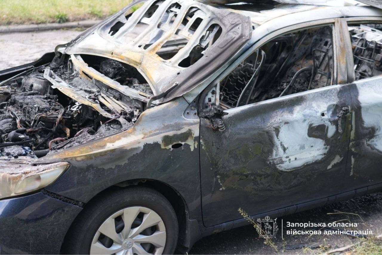У Запоріжжі внаслідок російської атаки постраждали троє людей, горіли автомобілі