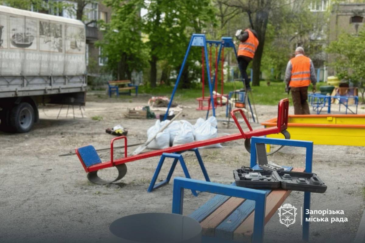 У Запоріжжі відновлюють дитячий майданчик, зруйнований вибухом «шахеда»
