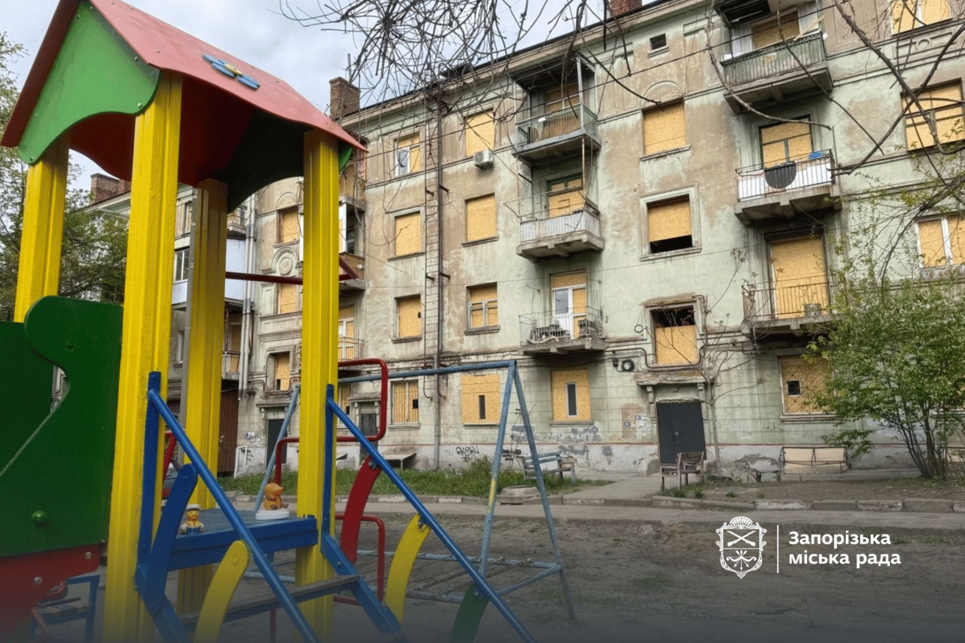 У Запоріжжі відновлюють дитячий майданчик після удару шахеду (фото)
