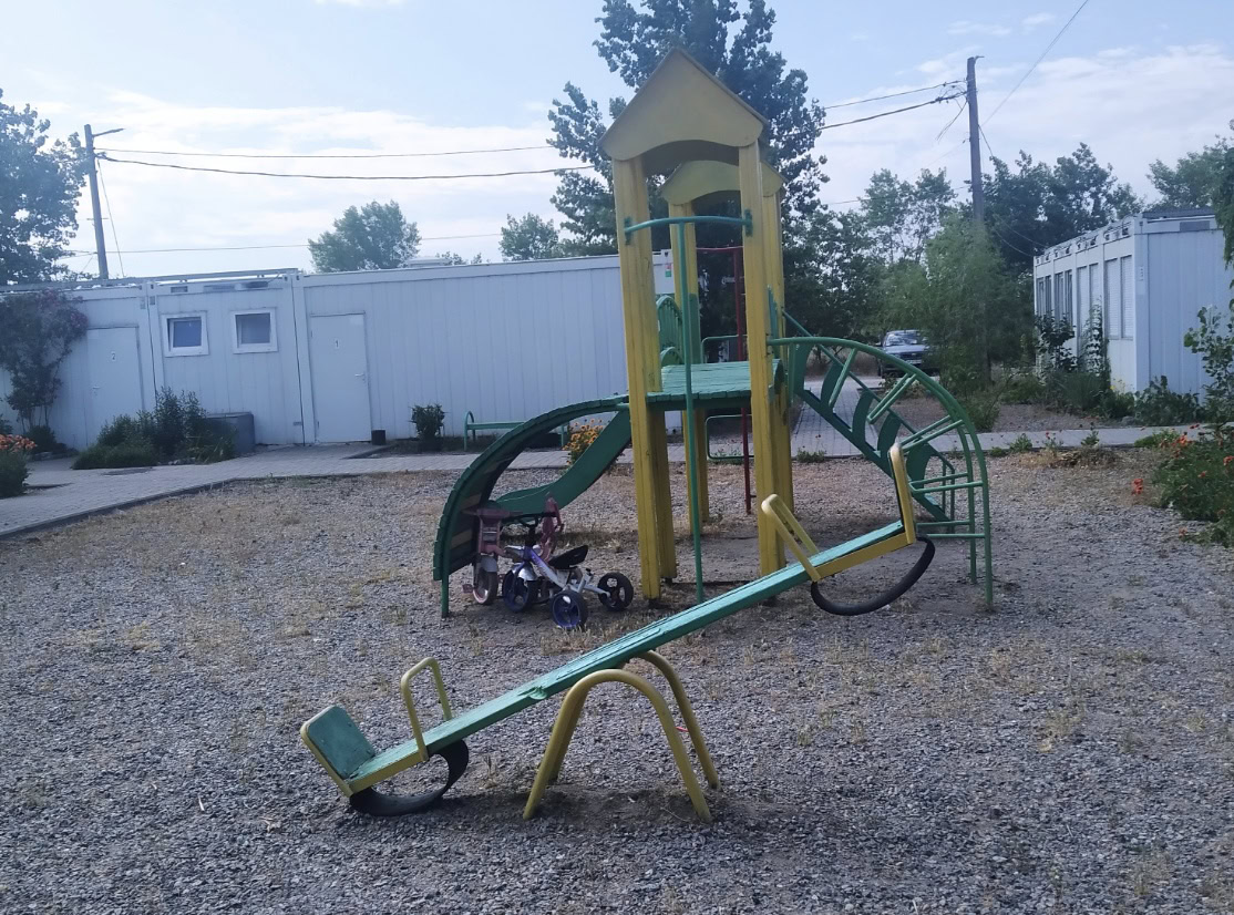 У Запоріжжі відновлюють пошкоджений обстрілом дитячий майданчик