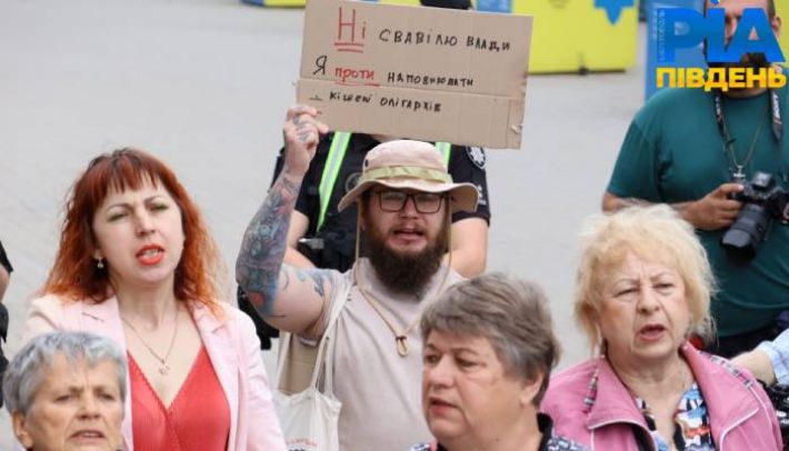 У Запоріжжі до сотні містян голосно протестували проти підвищення тарифів …