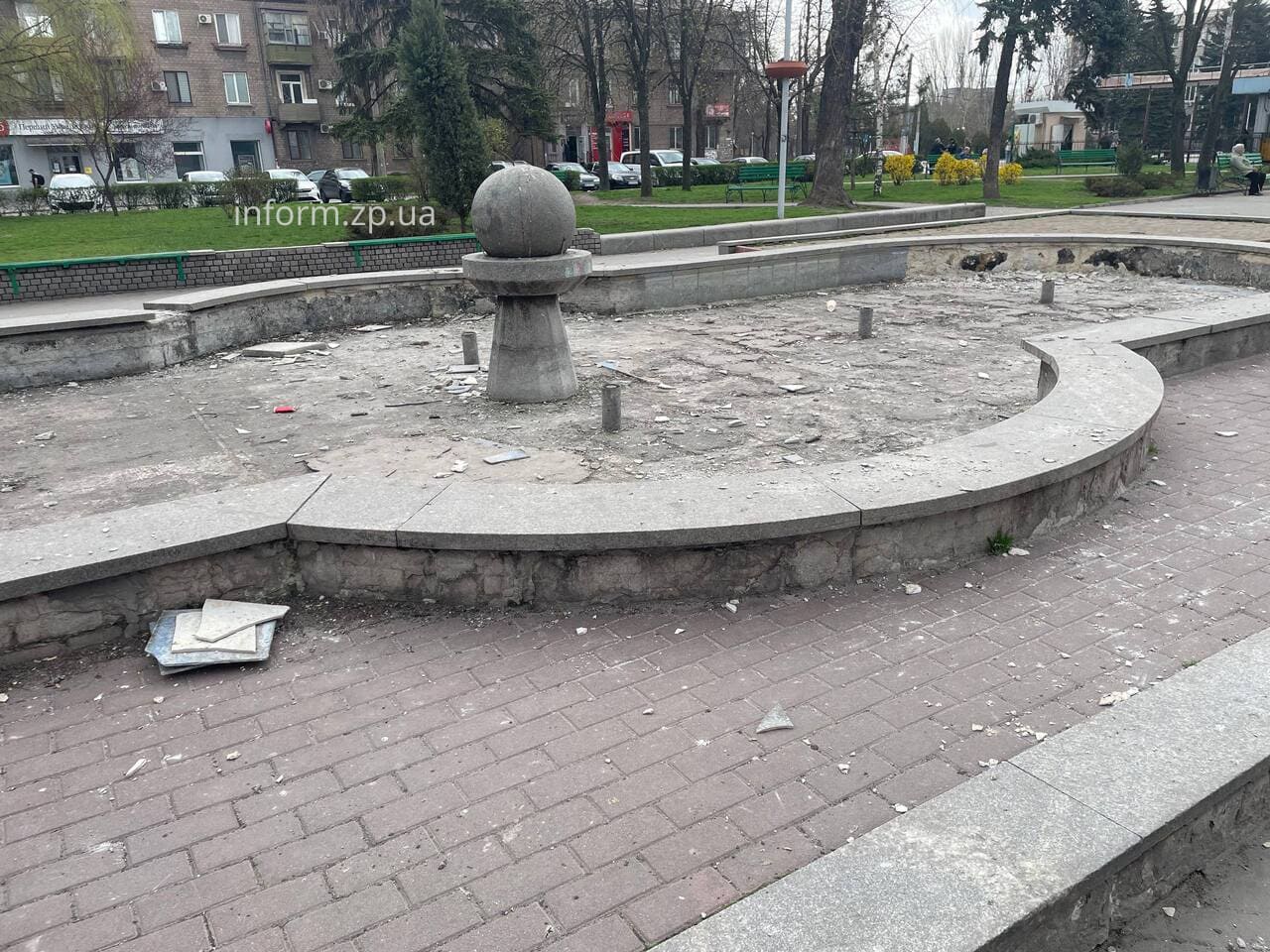 У Запоріжжі запустили фонтан, який руйнується (ФОТО)