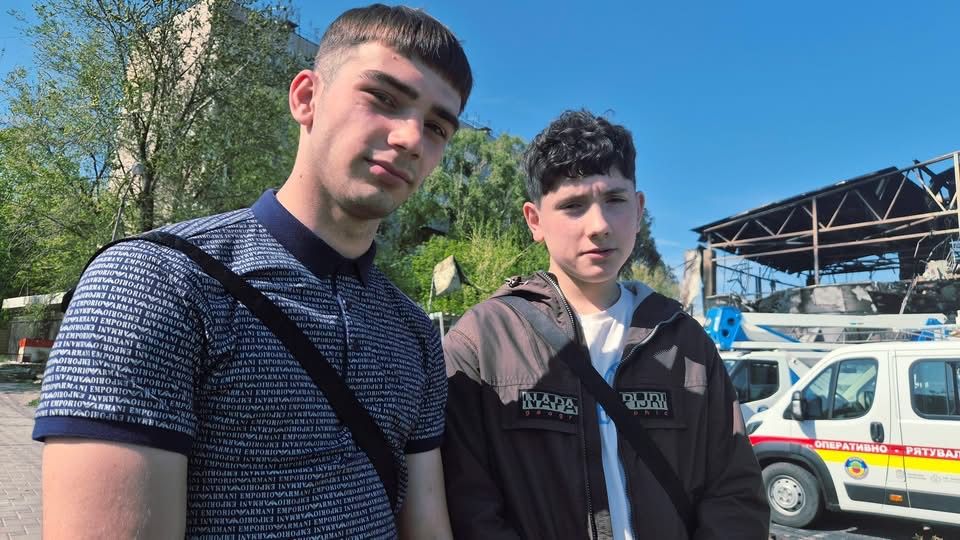 У Запоріжжі знайшли підлітків-героїв, які рятували людей після ударів КАБами …