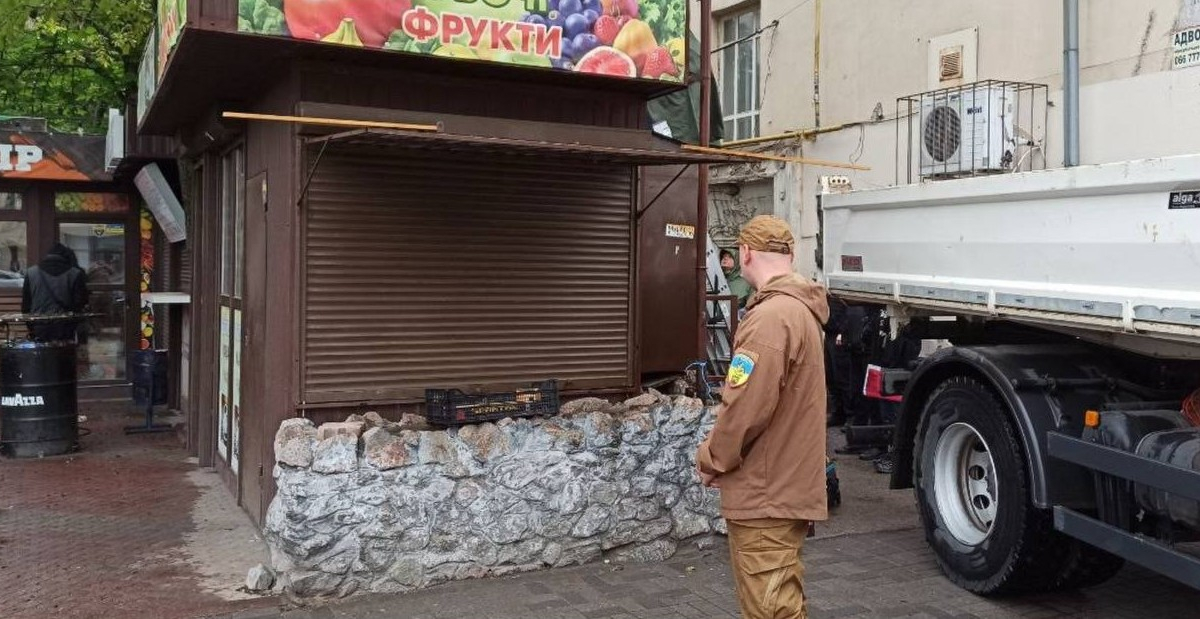 У Запоріжжі з проспекту Соборного прибрали незаконні кіоски (фото, відео)