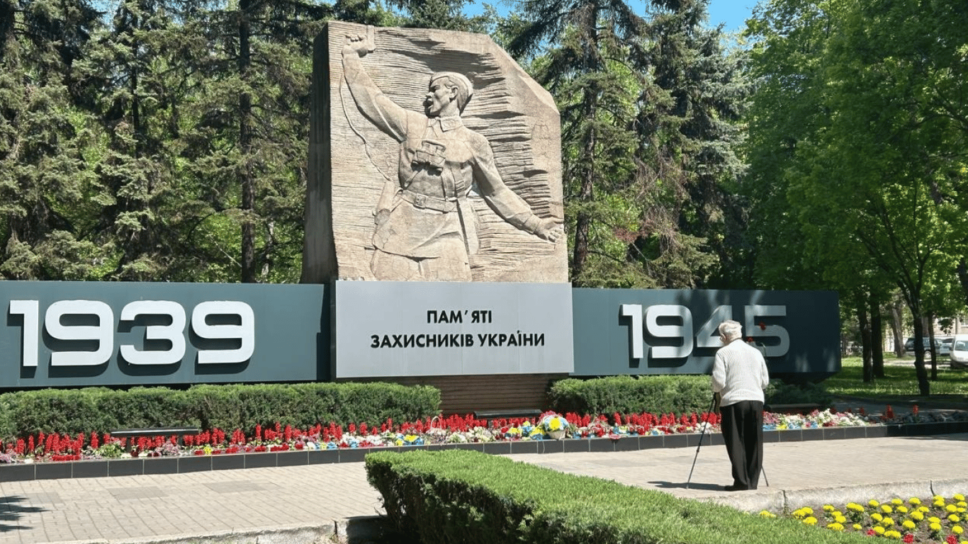 У Запоріжжі люди несуть квіти до меморіалу: фоторепортаж 9 травня
