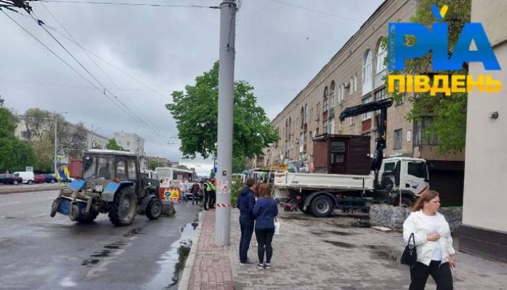 У Запоріжжі на Металургів муніципальна варта демонтує незаконні кіоски (фото, …