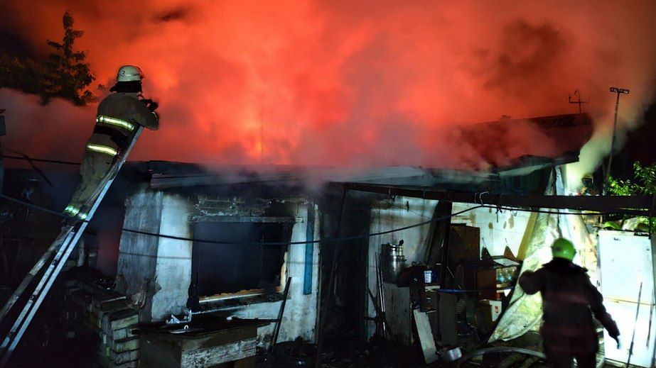 Масштабна пожежа: у спальному районі Запоріжжя горів будинок