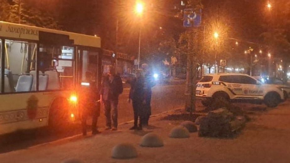 Агресивний пасажир переслідував жінку та напав на водія автобуса в …