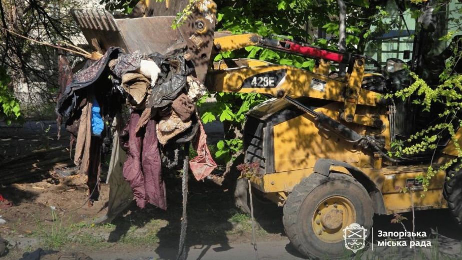 Звалище з одягу та сміття після безпритульної прибрали у Запоріжжі