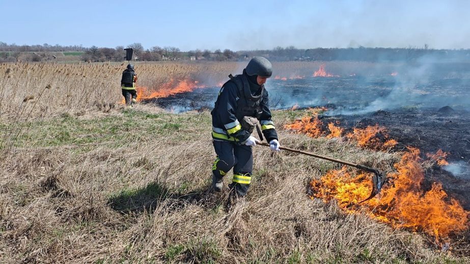 Залишки БпЛА та суха рослинність палали у Запоріжжі після російських …