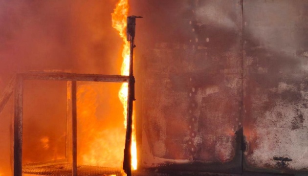 У Запоріжжі російський безпілотник пошкодив об’єкт інфраструктури, виникли пожежі
