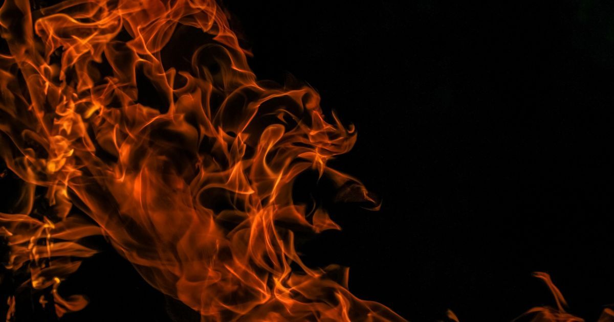 У Запоріжжі через російський удар сталася пожежа: є поранена