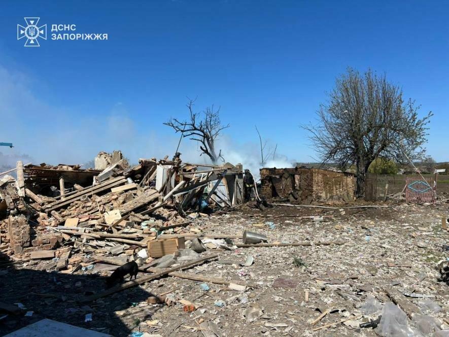 У Запорізькому районі внаслідок обстрілів зайнялися шість будинків і чотири …