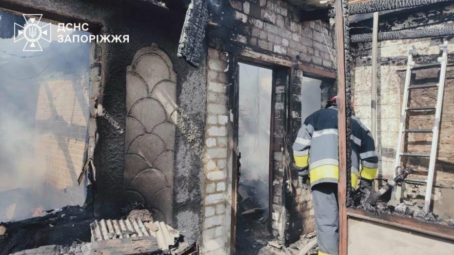 У Запорізькому районі зайнявся житловий будинок: постраждав 21-річний чоловік