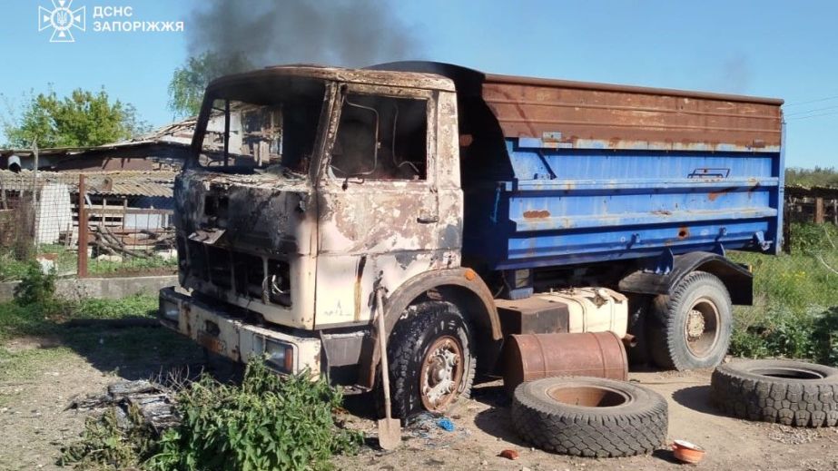Фермерська будівля та вантажівка горіли після обстрілів на Запоріжжі