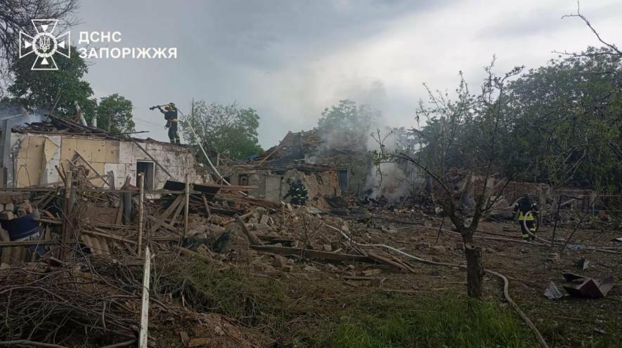 У Запорізькому районі після обстрілів загорілися будинки, автівка, склади та …