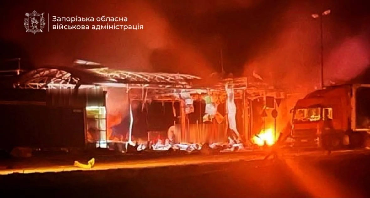 У Запорізькому районі російський дрон влучив у автозаправку, поранена жінка, …