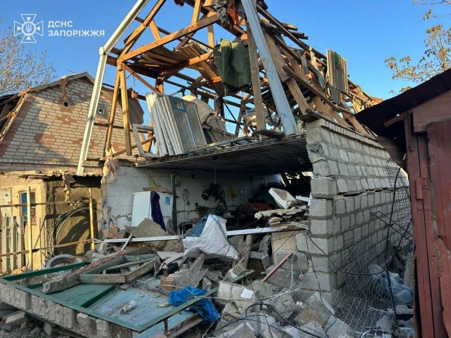 У Запорізькому районі через обстріли горіли адмінбудівля, газова труба та …