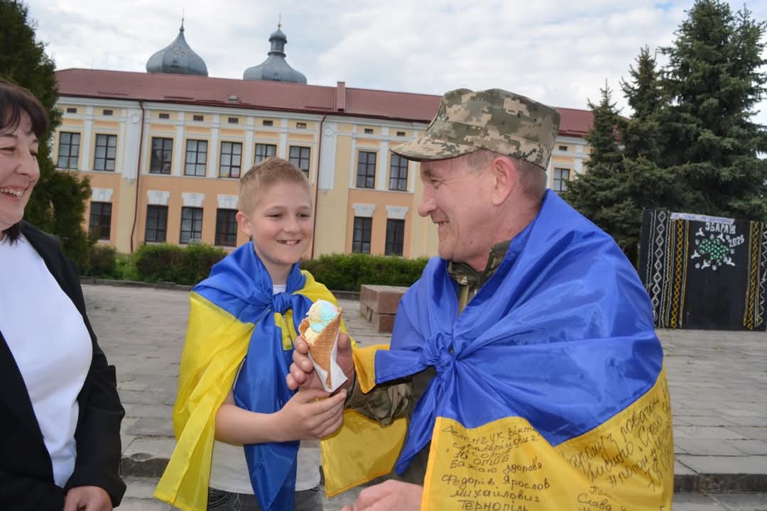 У Збаражі зворушливо зустріли двох звільнених із полону земляків