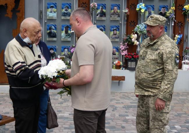 У Здолбунові батькові полеглого воїна передали синівський орден