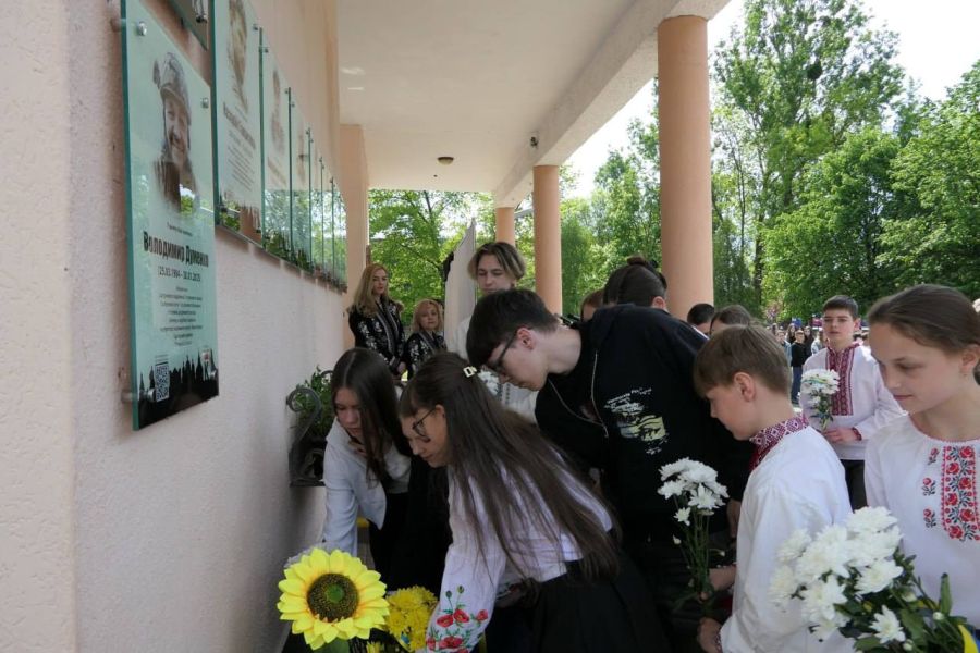 У Калуші встановили пам’ятну дошку воїну Володимиру Думенку
