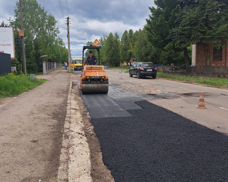 У Калуші ремонтують дороги: водіїв попереджають про ускладнений рух транспорту