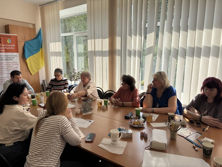 У Калуші родини загиблих Героїв прикрашали гіпсові кашпо