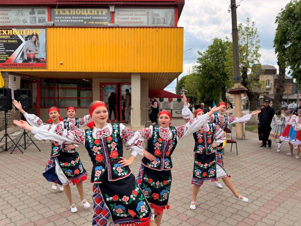 У Камені-Каширському збирали кошти для ЗСУ під час святкування Дня …