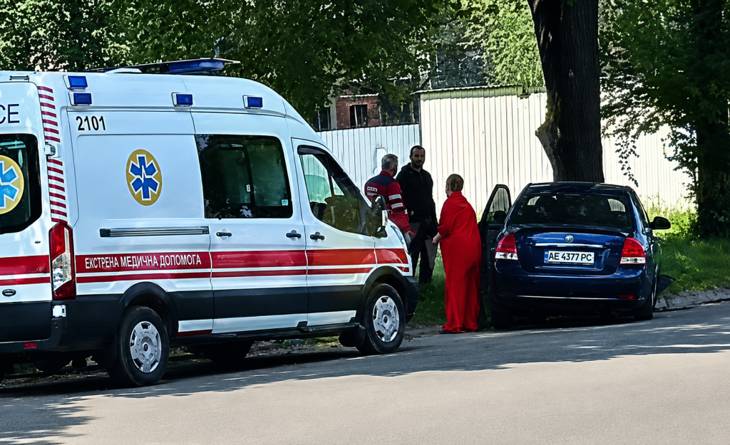 У Кам’янському біля ТЦК водій врізався в дерево