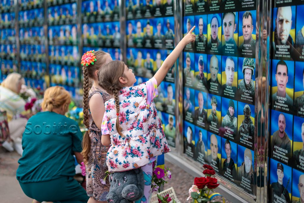У Кам’янському в День Героїв вшанували пам’ять полеглих Захисників України