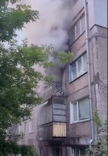 У Кам’янському горіла квартира у багатоповерхівці: надзвичайники врятували двох людей