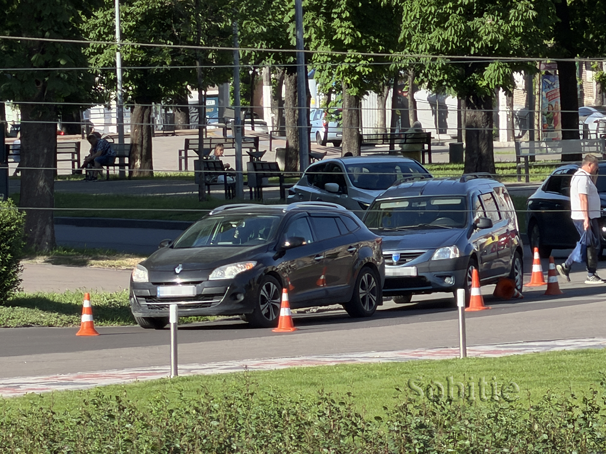 У Кам’янському на кільці площі Янголів Перемоги Dacia «наздогнала» Renault