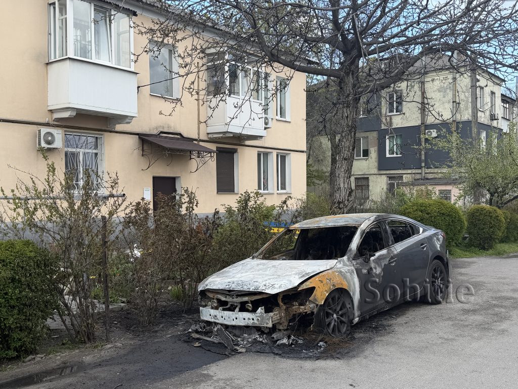У Кам’янському на проспекті Ювілейному вночі згоріла Mazda 6