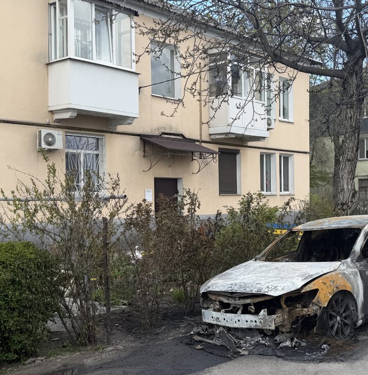 У Кам’янському на проспекті Ювілейному вночі спалахнув автомобіль Mazda 6