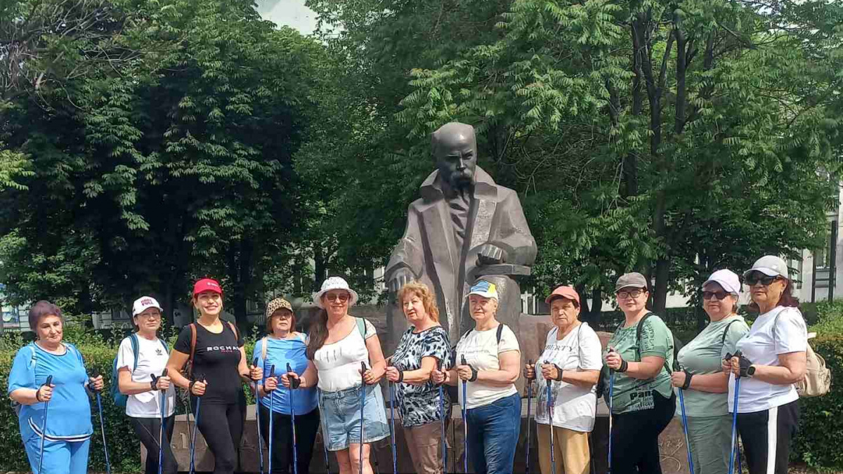 У Кам’янському об’єднали скандинавську ходьбу з пізнавальною екскурсією: подробиці