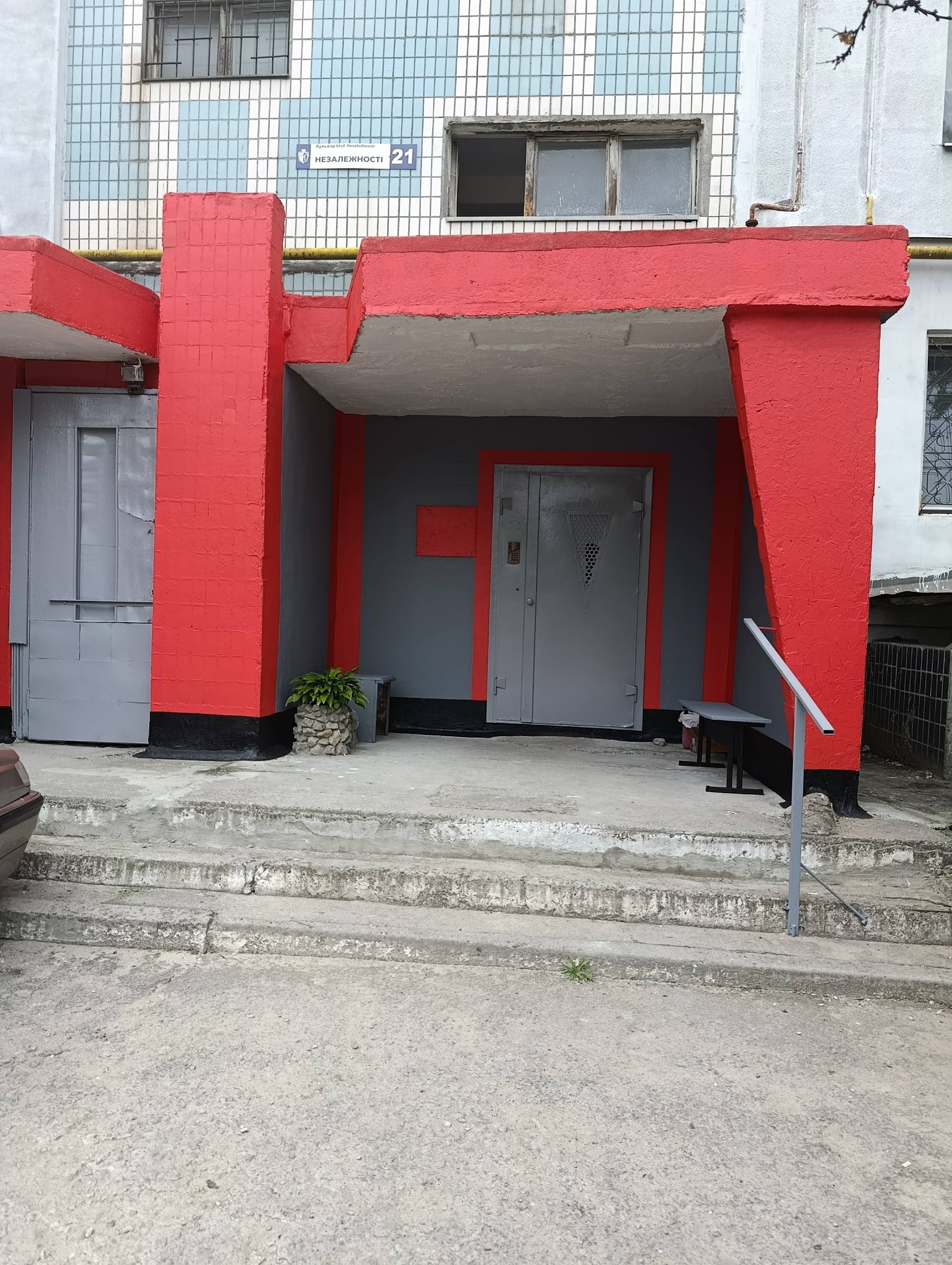 У Кам’янському проводять ремонт під’їздів та дахів