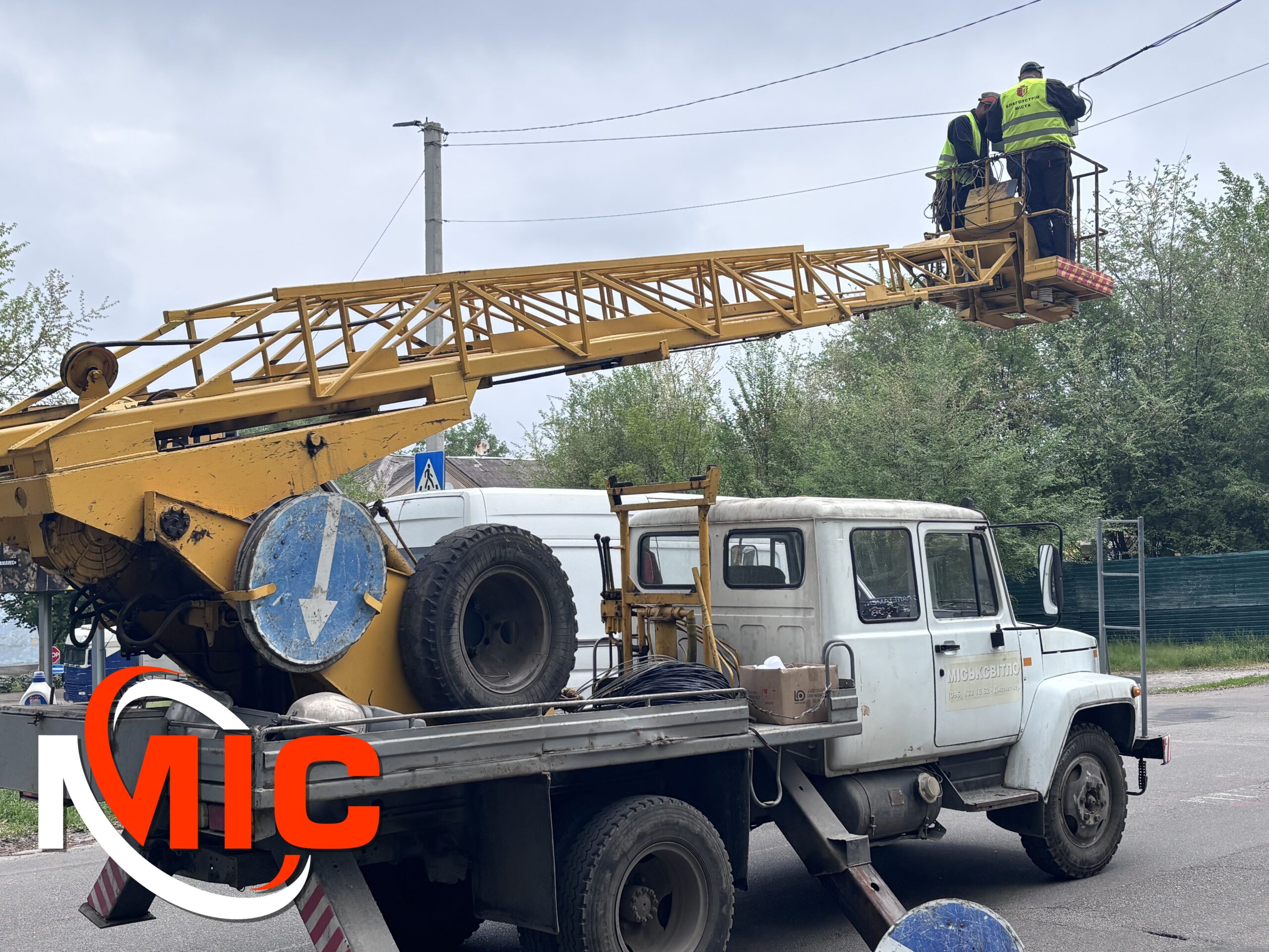 У Кам’янському триває весняний благоустрій: від ремонту світлофорів до ландшафтного …