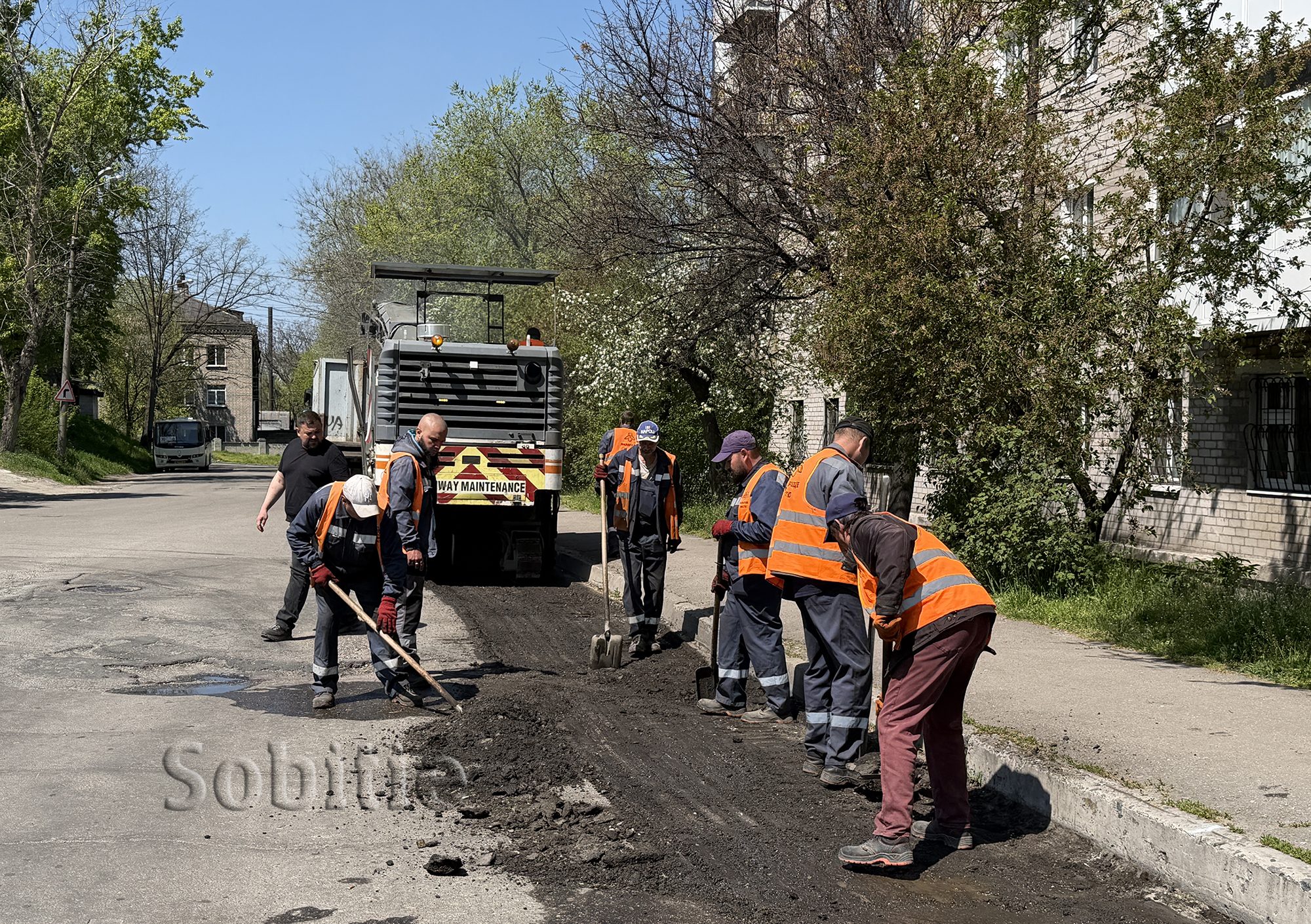 У Кам’янському триває ремонт доріг: на яких вулицях працює техніка