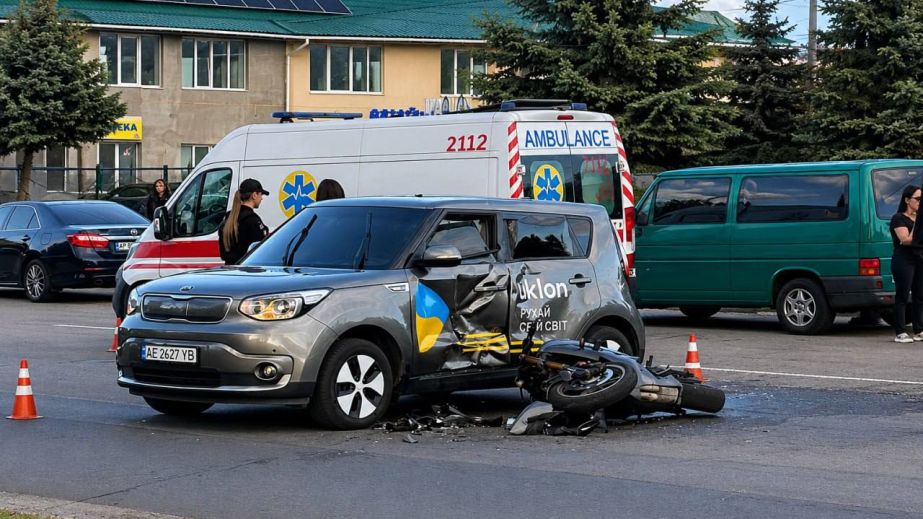 У Кам’янському 20-річний байкер влетів у легковик