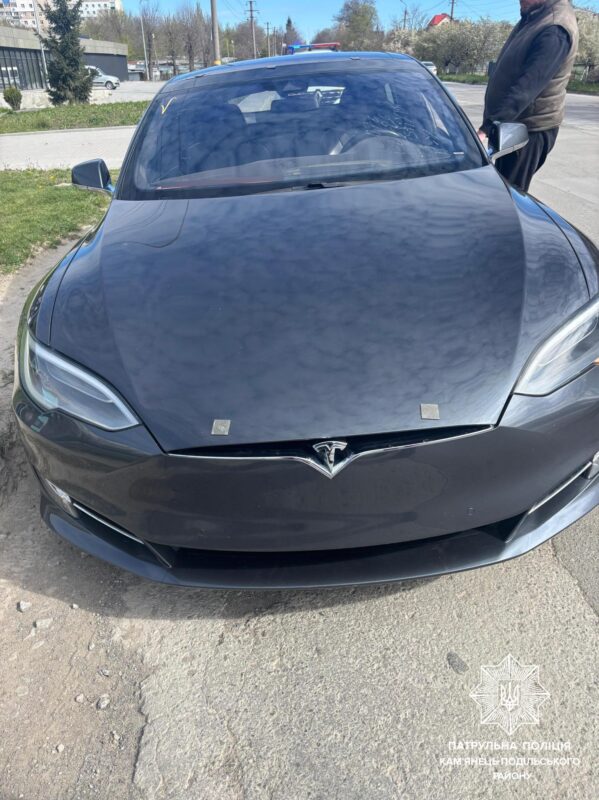 У Кам’янці-Подільському покарали водія “Tesla” за неправильне використання номерного знаку