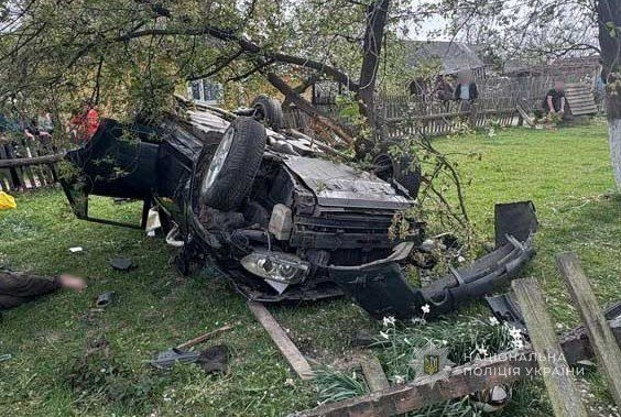 У Камінь-Каширському районі автівка влетіла у паркан, травмувалося двоє людей