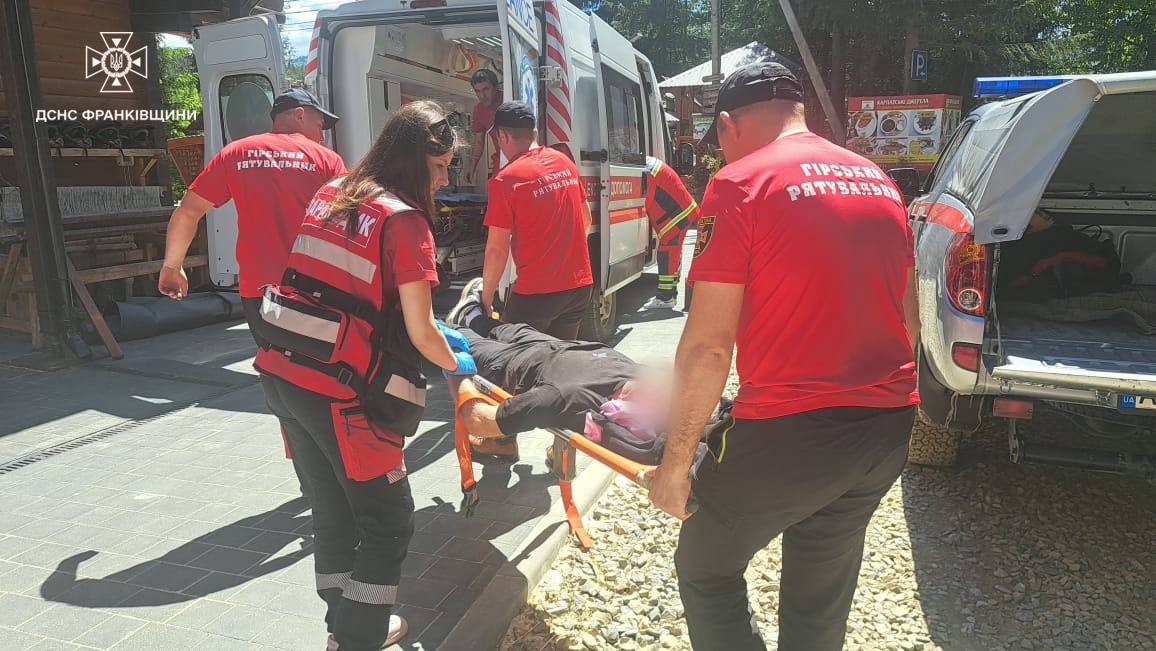 У Карпатах травмувався турист: допомагали рятувальники