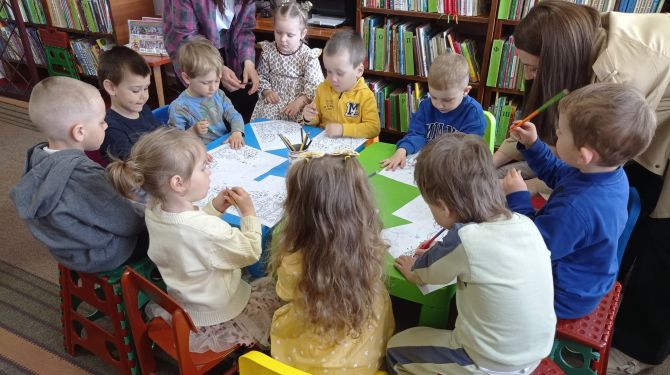 У Кельменецькій бібліотеці малюки слухали казки про маму і малювали …