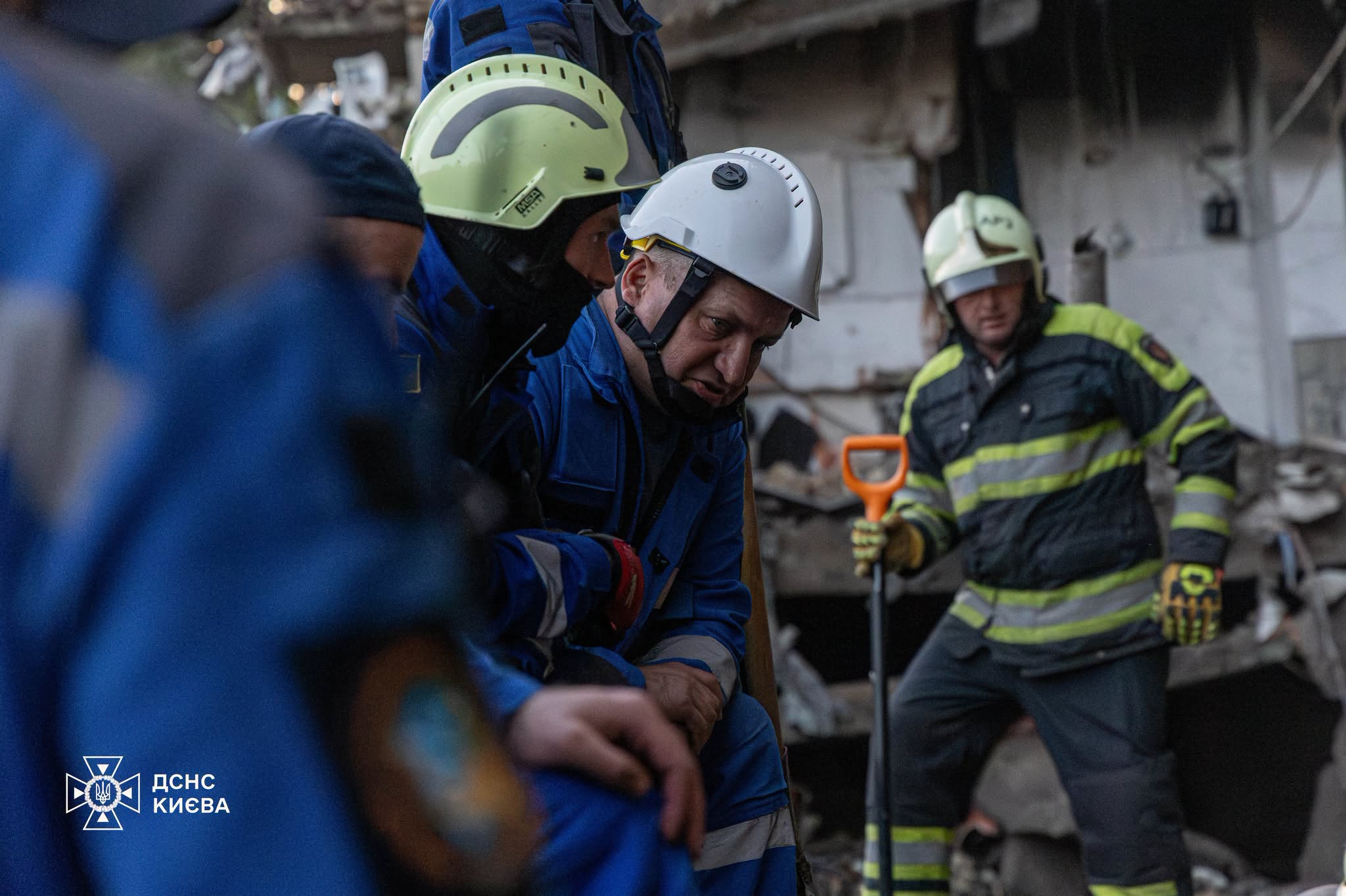 У Києві активно триває ліквідація наслідків масованої ворожої повітряної атаки, …