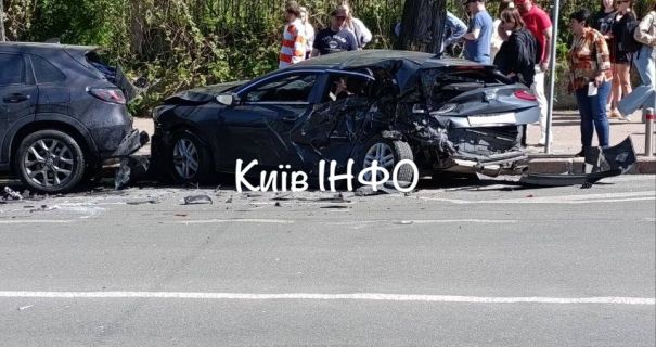 У Києві біля ботсаду Гришка п'яний водій влетів у припарковане …