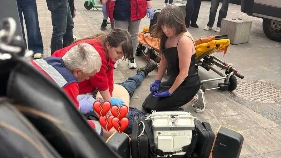 У Києві біля метро помер чоловік під час реанімації