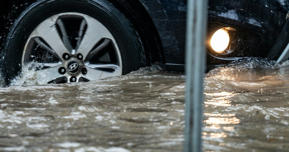 У Києві величезний "потоп" біля Індустріального мосту: автомобілі "плавають" по …