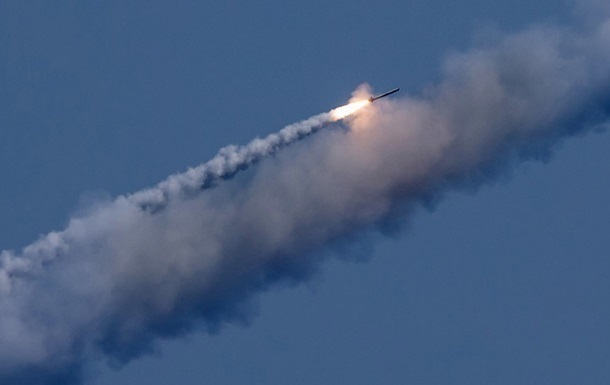 У Києві — серія потужних вибухів: Росія бʼє балістикою